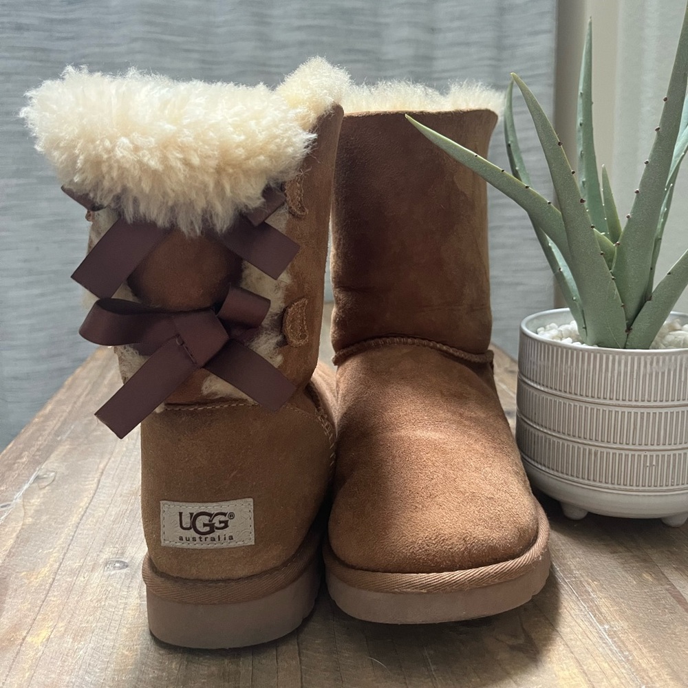 UGG AUSTRALIA Women’s BAILEY BOW II Size 8